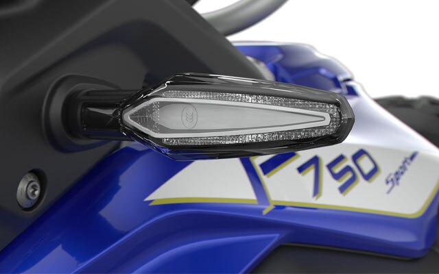 Wir sehen die markanten LED Blinker der F 750 GS.