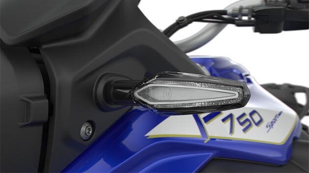 Wir sehen die markanten LED Blinker der F 750 GS.