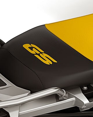 Wir sehen die schwarz-gelbe Sitzbank der Edition 40 Years GS mit GS-Stickung.
