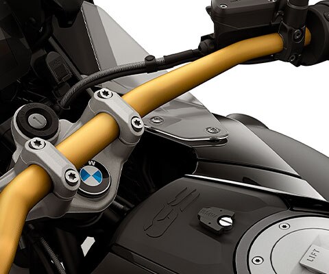 Wir sehen den goldenen Lenker mit integriertem Staufach.