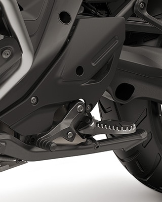 Enduro Features wie größerer Motorschutz, klappbarer Bremshebel und Schalthebel einstellbar, Enduro Fußrasten inkl. Soziusfußrasten