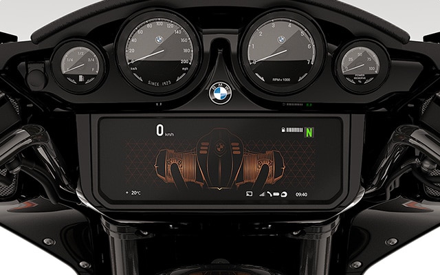 Das Cockpit zeigt die analogen Rundinstrumente und das TFT-Display.