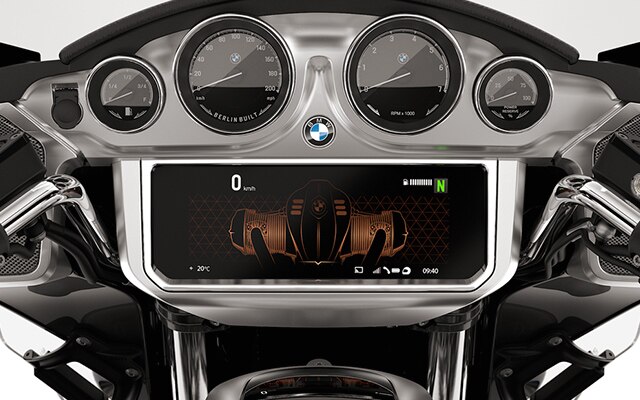 Das Cockpit zeigt die analogen Rundinstrumente und das TFT-Display.