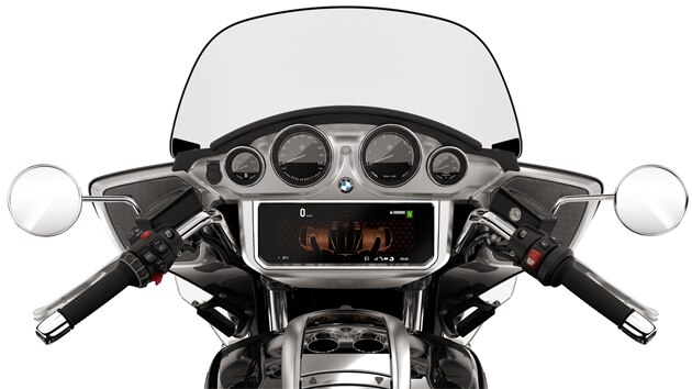 Das Cockpit zeigt die analogen Rundinstrumente und das TFT-Display.