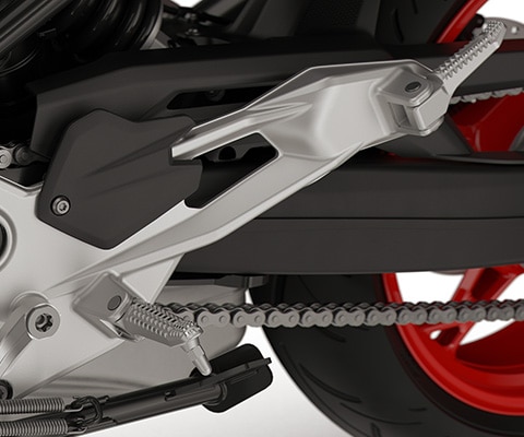 Gefräste Fußrasten und Fußhebel der F 900 R von BMW Motorrad