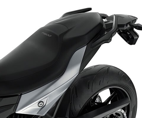 Wir sehen die Sitzbank der F900 R. Dank der sechs Sitzhöhen findet auf ihr jeder Platz.
