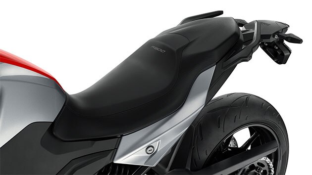 Wir sehen die Sitzbank der F900 R. Dank der sechs Sitzhöhen findet auf ihr jeder Platz.