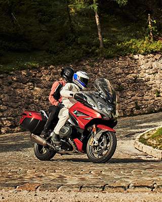 Fahraktive Szene mit BMW R 1250 RT