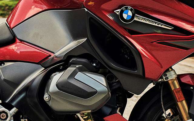 Sicht auf Zylinderkopfabdeckung der BMW R 1250 RT mit Schriftzug ShiftCam