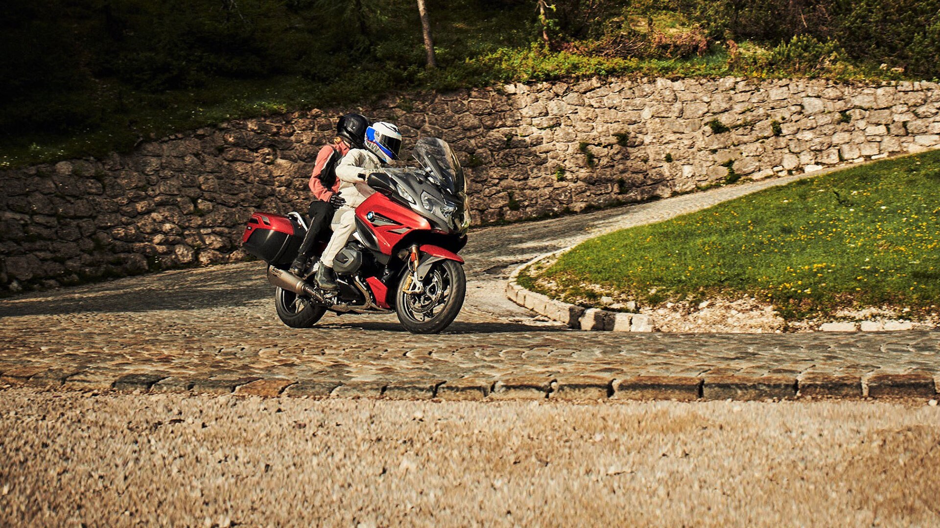 Fahraktive Szene mit BMW R 1250 RT
