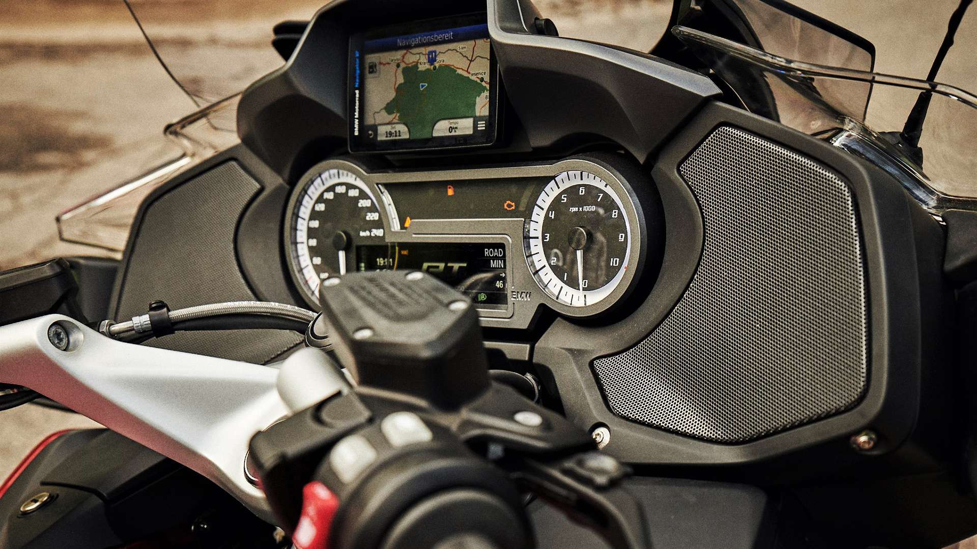 BMW R 1250 RT mit Blick aufs Cockpit