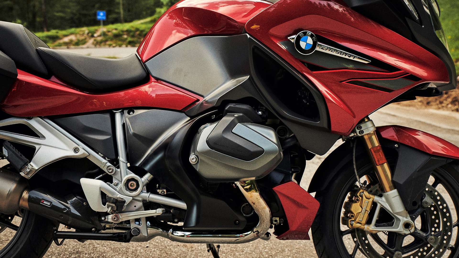 Sicht auf Zylinderkopfabdeckung der BMW R 1250 RT mit Schriftzug ShiftCam