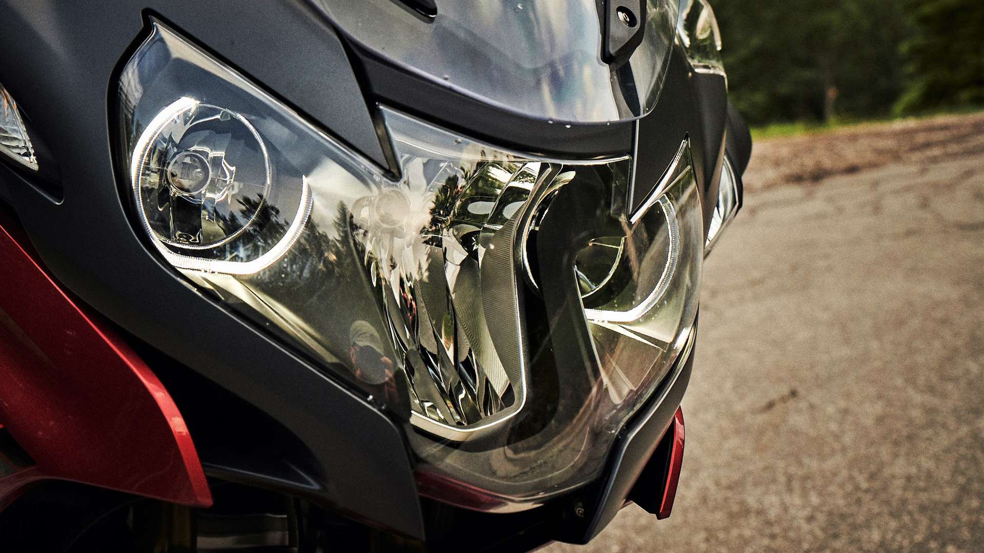 Frontansicht auf die BMW R 1250 RT mit Scheinwerfer