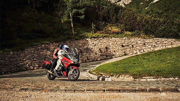 Fahraktive Szene mit BMW R 1250 RT