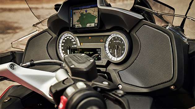 BMW R 1250 RT mit Blick aufs Cockpit