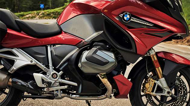 Sicht auf Zylinderkopfabdeckung der BMW R 1250 RT mit Schriftzug ShiftCam