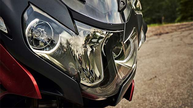 Frontansicht auf die BMW R 1250 RT mit Scheinwerfer