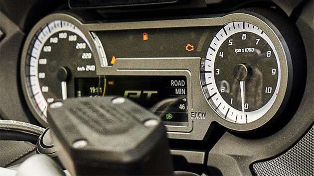 Cockpit mit Audiosystem der BMW R 1250 RT