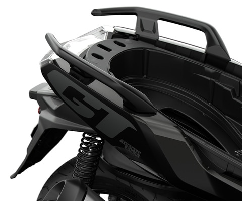 Wir sehen das offene Flexcase Staufach des C 400 GT.