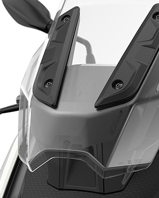 Wir sehen das Windschild des C 400 X.