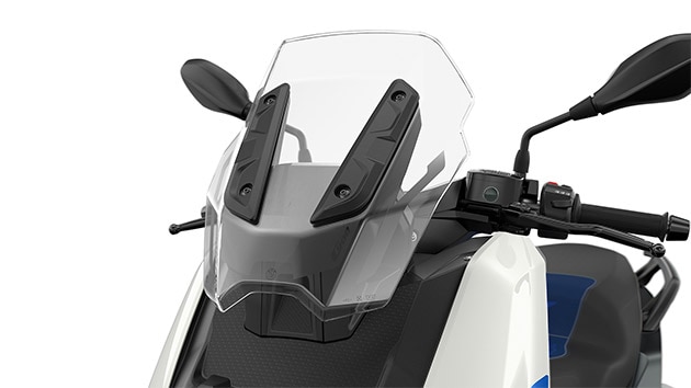 Wir sehen das Windschild des C 400 X.