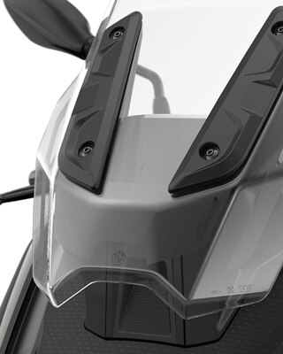 Wir sehen das Windschild des C 400 X.