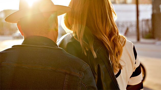 Im Fokus der Abbildung steht die Rückenansicht der Jeansjacke RoadCrafted für Herren.